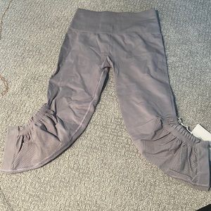 NWT Lululemon Taryn Toomey Awakening Crop - Gris (4)